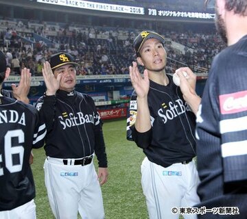 サファテからウイニングボールを受け取る千賀。左は工藤監督
