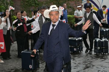 ハットをかぶってホテルに入る長友佑都