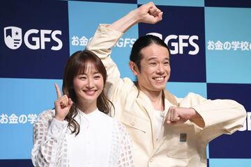 藤本美貴（左）と庄司智春夫妻