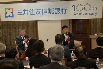 静岡市内で講演会を行う武田修宏氏（右）