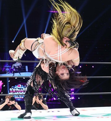 同門の渡辺桃(上)と激闘を繰り広げた上谷沙弥