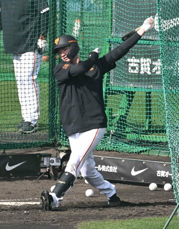 打撃練習する巨人・萩尾