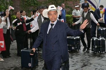 ハットをかぶってホテルに入る長友佑都