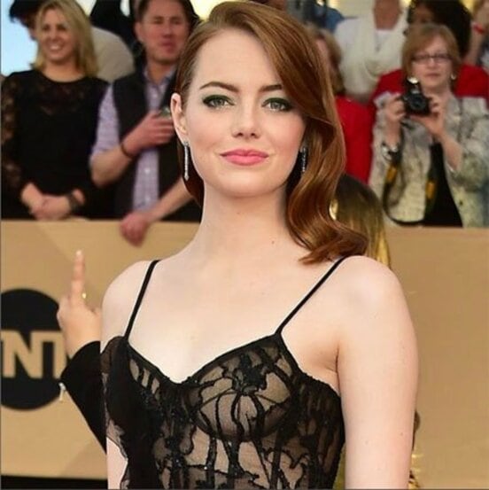 恥かしがり屋だったエマ(インスタグラムから=@emmastone.official)