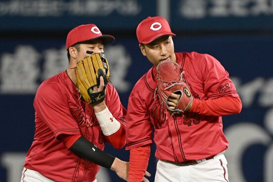 マウンドの島内颯太郎（右）に声をかける小園海斗（３月２９日のＤｅＮＡ戦）