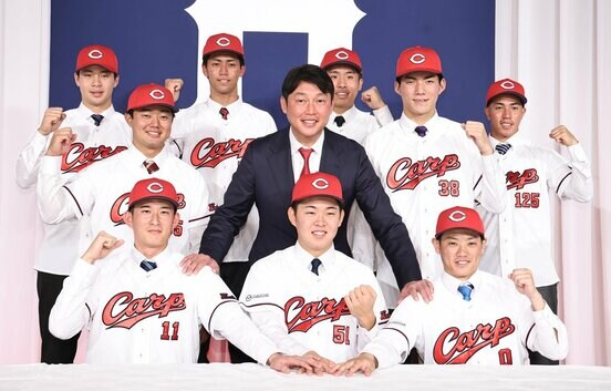 (前列左から)斉藤汰直、平川蓮、勝田成、(中列左から)工藤泰己、新井貴浩監督、赤木晴哉、(後列左から)小林結太、西川篤夢、高木快大、岸本大希