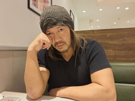 憂鬱そうな表情で、ファミレス取材を受けた内藤哲也