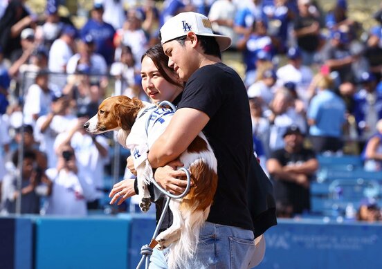 デコピンを抱く大谷翔平と真美子さん