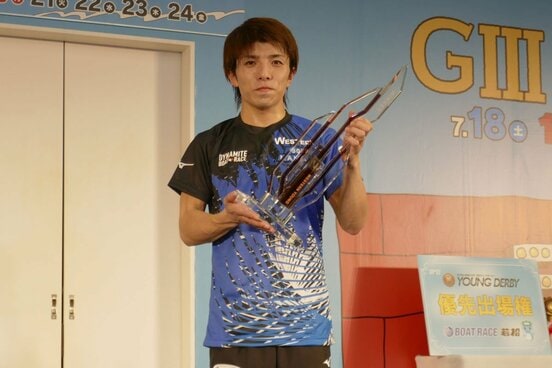 Vトロフィーを受け取った中亮太