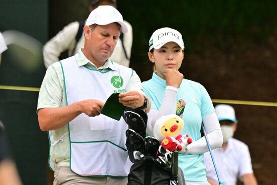 現状ではキャディーを固定していない渋野日向子(右)