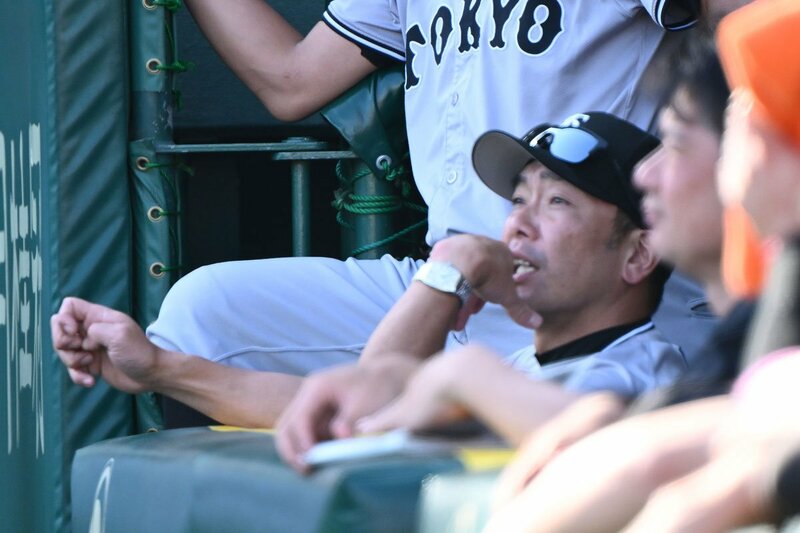 ベンチで渋い表情の巨人・阿部監督