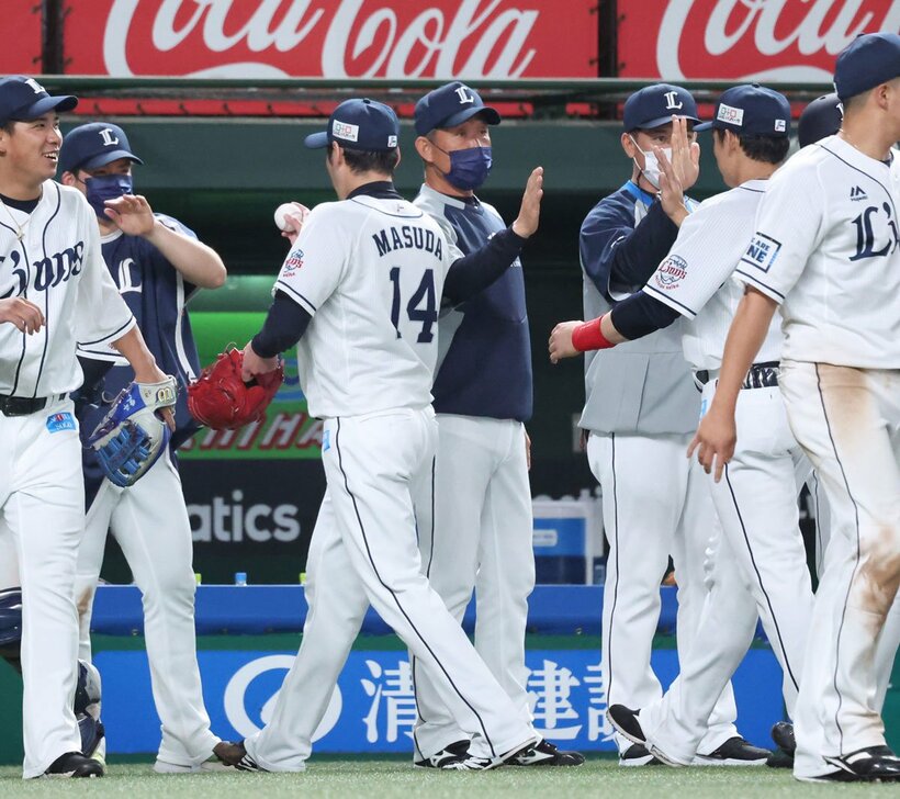  完勝しナインを迎える西武・辻発彦監督（東スポWeb）
