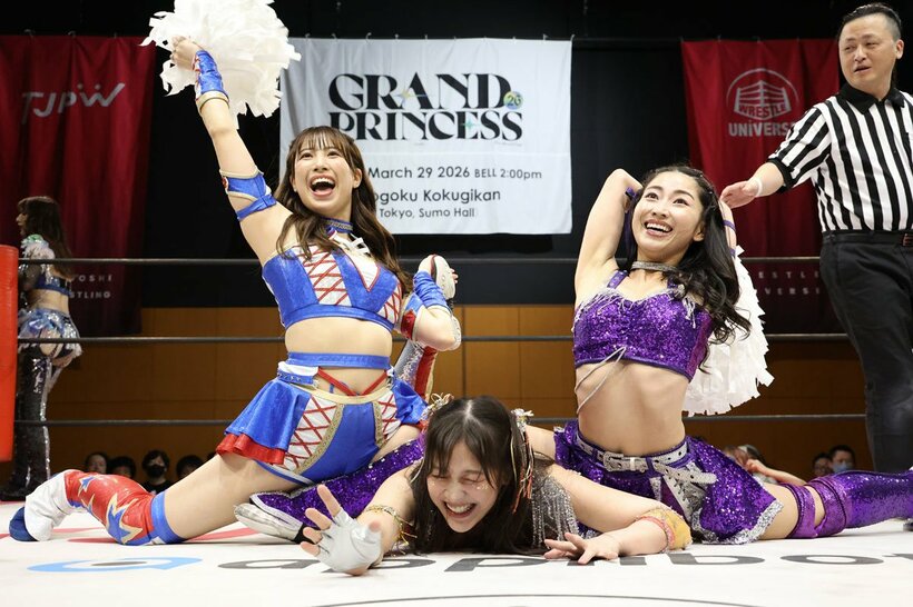 現タッグ王者チームを相手に奮闘した荒井優希(左)と芦田美歩だったが…