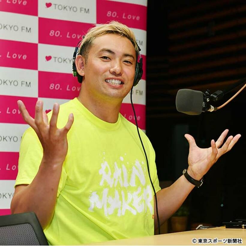  オカダは放送ブースでレインメーカーポーズを決めた