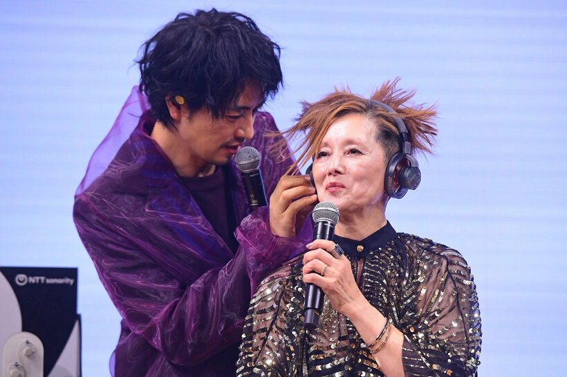 夏木マリのヘッドホンを調整する斎藤工