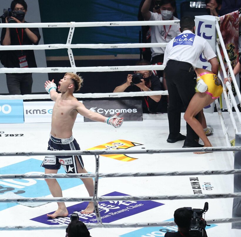  芦澤(右奥)を仕留め、喜びを爆発させるＹＡ－ＭＡＮ（東スポWeb）