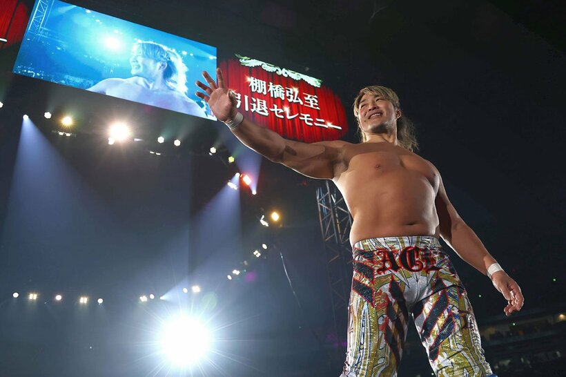 引退セレモニーを終え花道で超満員のファンに手を振る棚橋弘至