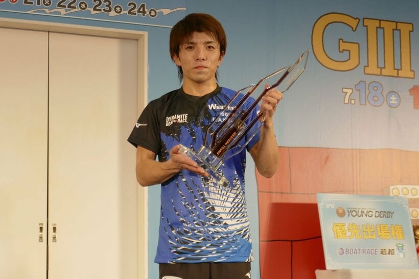 Ｖトロフィーを受け取った中亮太