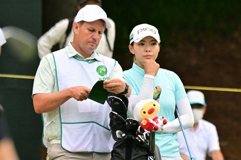 現状ではキャディーを固定していない渋野日向子(右)