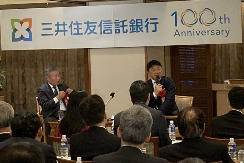 静岡市内で講演会を行う武田修宏氏（右）