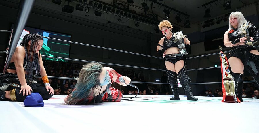 息たえだえで再戦要求する青木いつ希(中左)