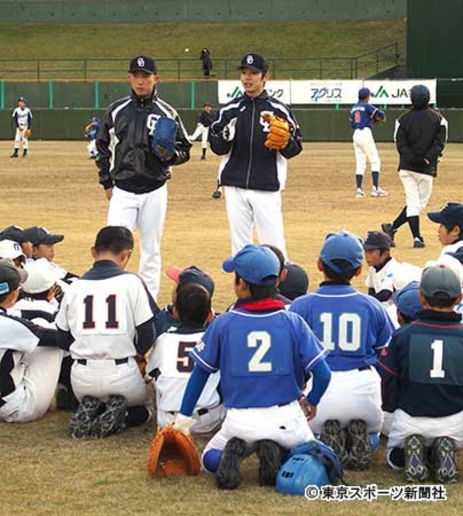 野球教室に参加した子供たちを指導する浅尾（右）