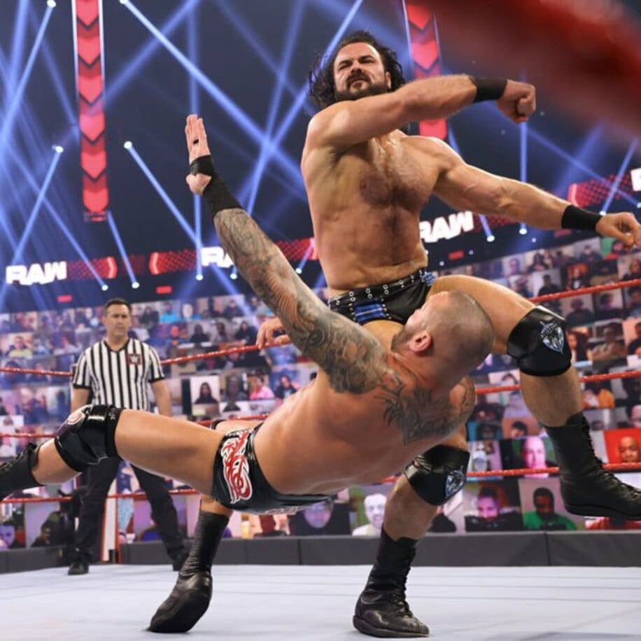  オートン（下）にラリアートを決めたマッキンタイアは次回ＰＰＶ大会での挑戦権を手にした(©2021-WWE,-Inc.-All-Rights-Reserved.)