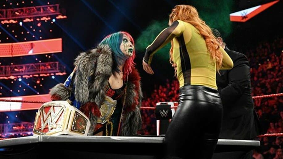  アスカは調印式でロウ女子王者のベッキー（右）に毒霧を噴射（C) 2020 WWE, Inc. All Rights Reserved.