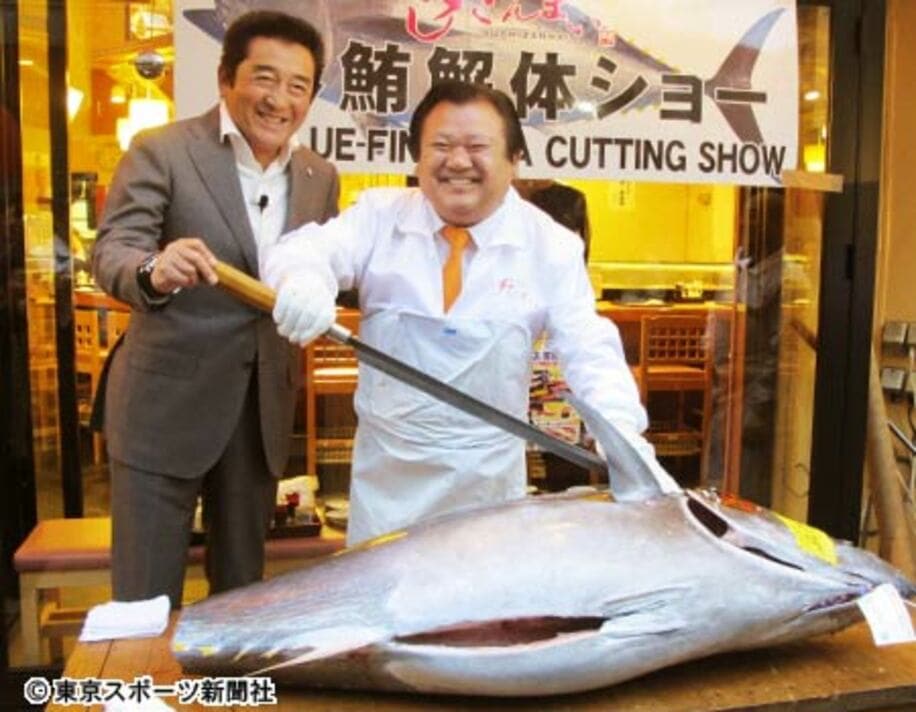 自ら釣ったマグロの解体ショーに立ち会う松方さん。右は「すしざんまい」の木村清社長（２０１１年１２月）