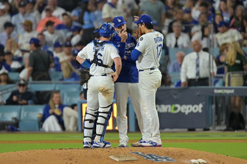 大谷翔平が口元を押さえマウンド上でヒソヒソ話（ロイター）