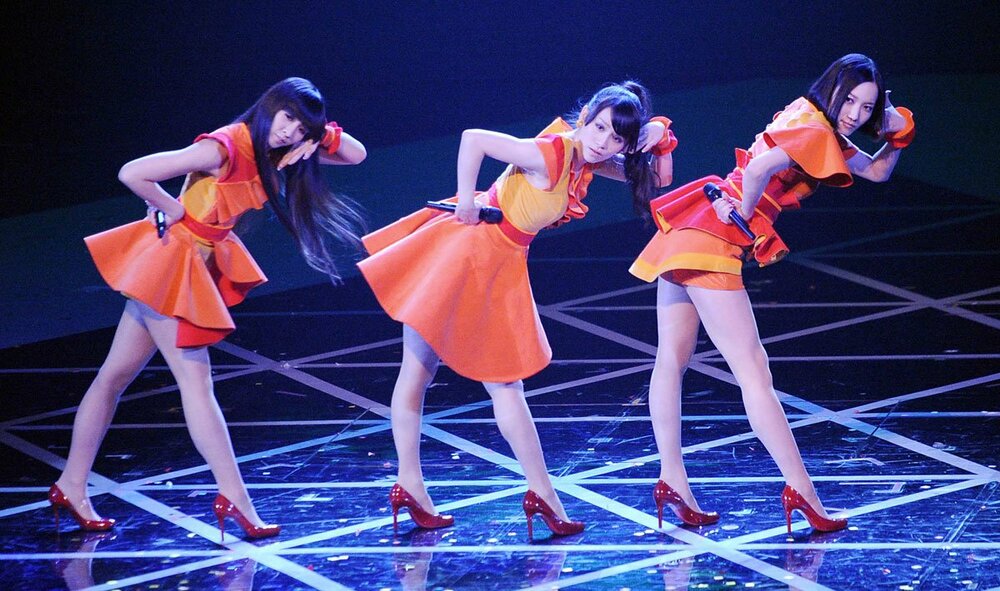 〝極ミニ〟衣装で踊るPerfume