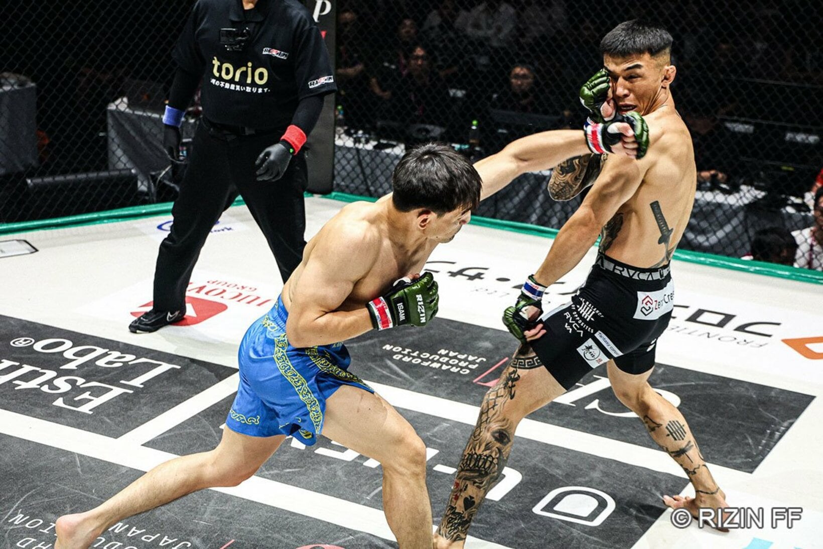 萩原京平(右)とのストライカー対決を制したカルシャガ・ダウトベック