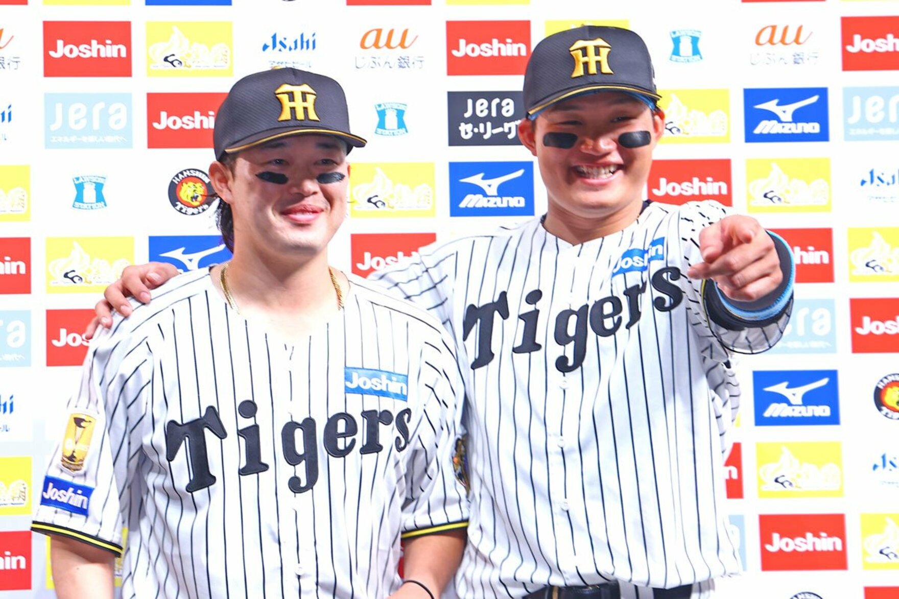 同点打を放った浜田太貴(左)ともに、お立ち台で笑顔の阪神・森下翔太