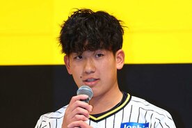 先輩を質問攻めの伊原陵人