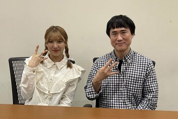 左から菅原茉椰、高須幹弥院長