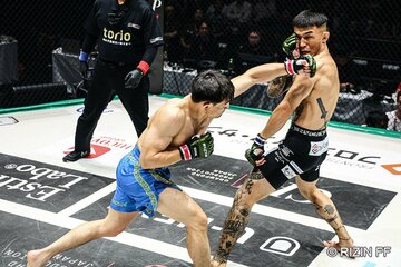 萩原京平(右)とのストライカー対決を制したカルシャガ・ダウトベック