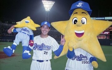  ９３年、チーム名もユニホームも一新した（左はエースの野村投手）