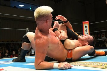 ボルチン・オレッグ（奥）からギブアップを奪ったザック・セイバーJr.　