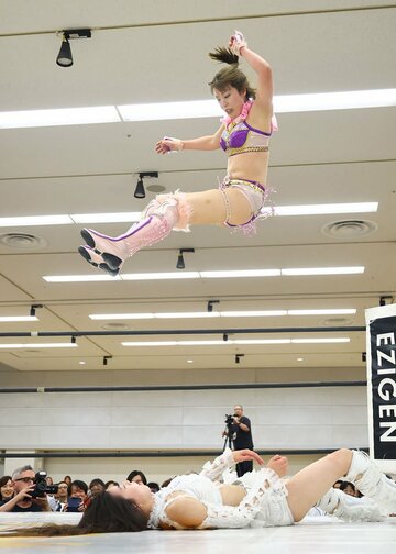 心希(下)をダイビング・エルボーで仕留めた桜井麻衣