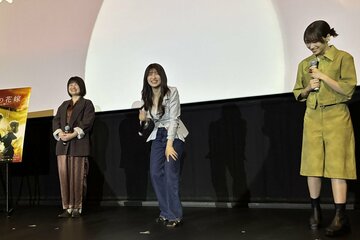 名古屋弁で愛の言葉をささやき、めちゃくちゃ照れる吉川（中）とつられて照れる片岡（右）©2026「鬼の花嫁」製作委員会