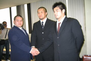 左から棟田康幸、鈴木桂治、井上康生