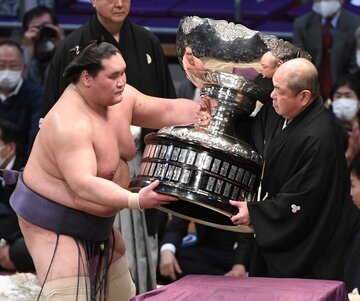  八角理事長から内閣総理大臣杯を授与される照ノ富士(東スポWeb)