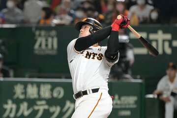 ４回、３号３ランを放った岡本和真