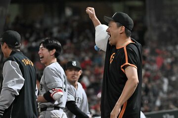９回、泉口の逆転２ランを喜ぶ巨人・田中将大（右）