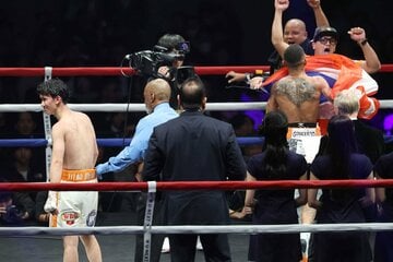 判定で敗れた高見亨介（左）