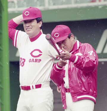  山本浩二監督の期待に応えたかったが…右は大下コーチ（東スポWeb）