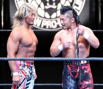  棚橋（左）は６日大会で鷹木から挑発を受けた