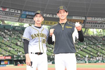  プロ初勝利の及川(右)と矢野監督