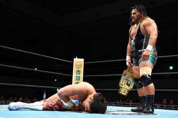 ジェフ・コブ（右）に敗れた上村優也