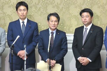 左から維新・青柳仁士氏、立憲・大串博志氏、国民民主・長友慎治氏